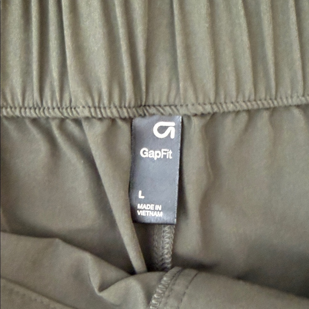 GapFit High Rise Runaround Cargo Joggers - Picture 2 of 3